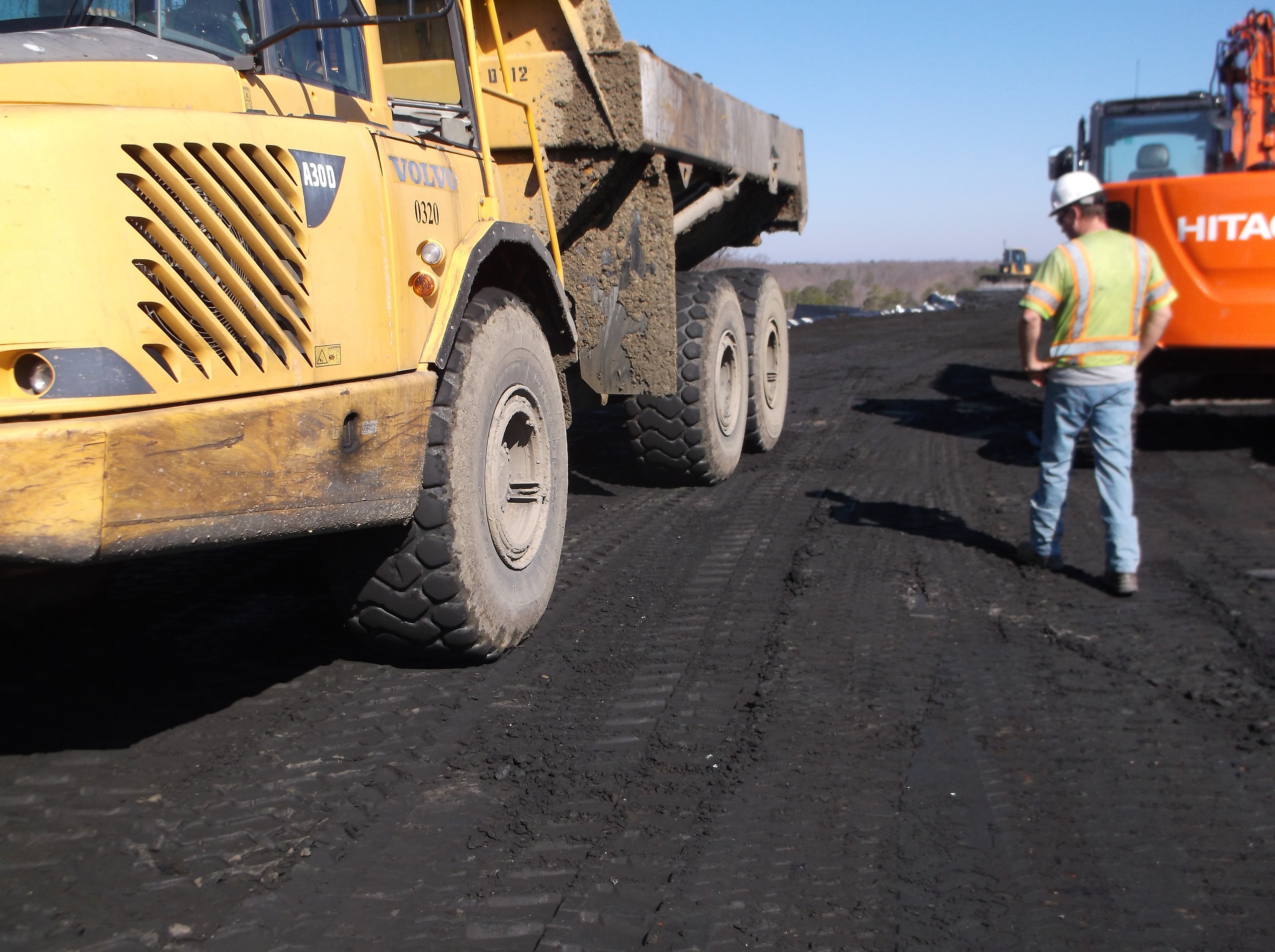 Volvo articulated dump truck and Hitachi excavator on eMSE construction site